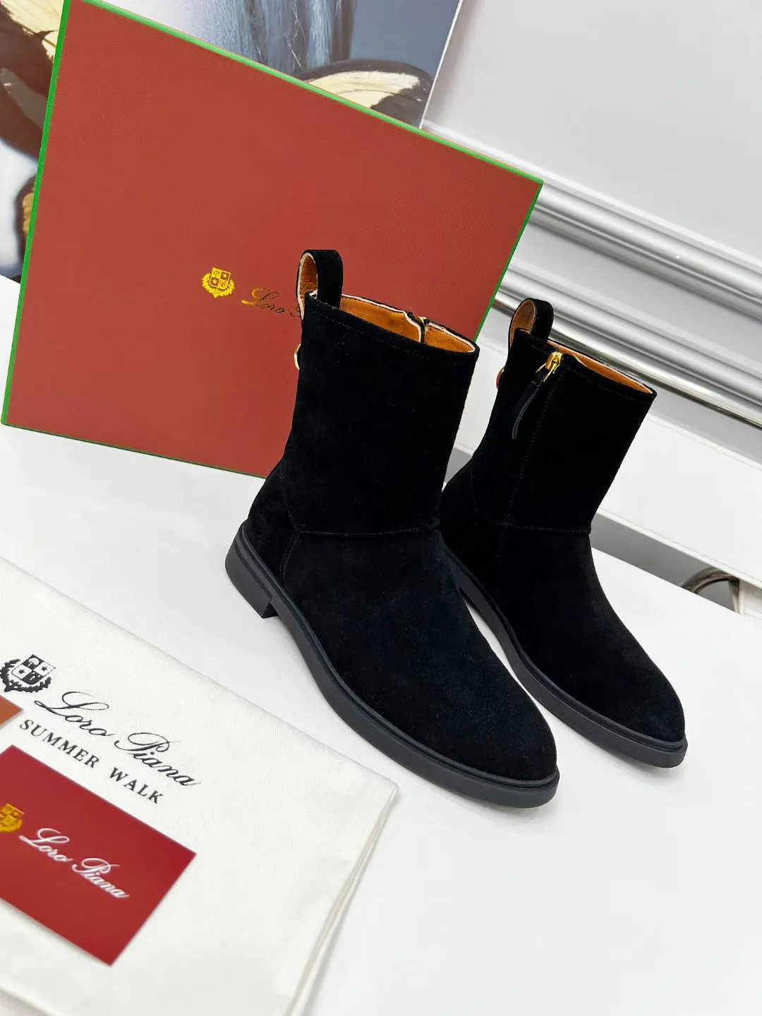 👟👟Ex-factory price 620👟👟 First-layer cow leather, G02 purchasing level WYSIWYG Loro Piana LP 130s new autumn and winter Kilda ankle boots side zipper short boots. This iconic ankle boot is made of waxed cow leather/suede sheepskin material, giving it a rustic and unique retro aesthetic. The casual yet sophisticated style is perfect for urban looks as well as relaxed weekend looks. The sole is Loro Piana non-slip rubber sole. Leather lining, interior zip closure with tonal zip puller at top. Metallic detail at back. Leather ring pull tabs engraved with brand logo One-piece tonal rubber sole Rubber sole with anti-slip LP detail! Upper: Imported calfskin/nubuck leather Inner foot pads: cowhide Sole: Original molded rubber outsole Size: 35-40 (41 is custom-made and cannot be returned or exchanged)